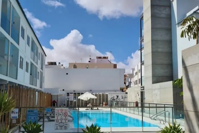 Bristol Sunset Piscina קורלחו
